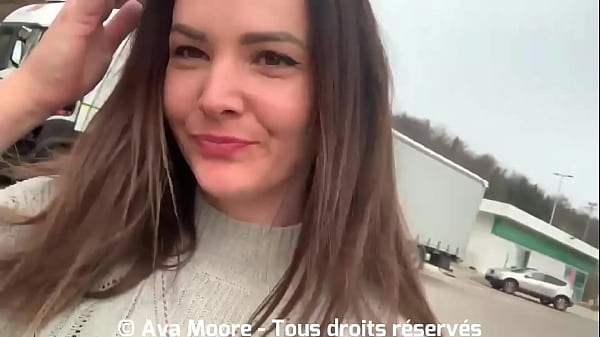 Deux salopes françaises Ava Moore et Glory Zavatrash sucent un camionneur sur une aire d’autoroute – Porno Réalité